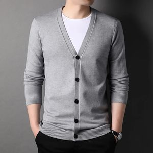 Printemps automne tricoté Cardigan hommes couleur unie col en V coupe ajustée Sweatercoat mode décontracté simple boutonnage chandails 240113