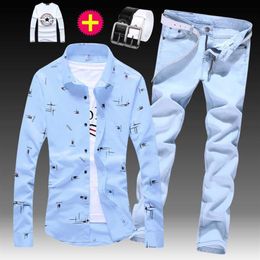 Lente herfst heren met lange mouwen shirt katoen mengt jeans broek 2 stks set casual stijl printen witte hemel blauwe mannelijke kleding x02241