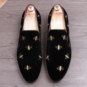 Lente Herfst Mannen Fluwelen Loafers Party trouwschoenen Europa Stijl Geborduurde zwarte Fluwelen Slippers Rijden mocassins