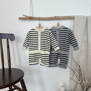 Spring Automne Tenues Born Knitsuit Boy Girl Baby Baby Striped Pull Suit Enfants Coton Tricot Cardigan Topsoveralls 2PCS 240507
