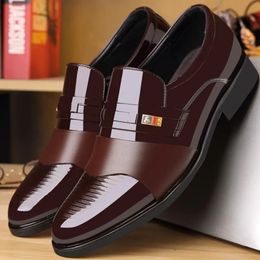 Spring Automn Style Mens Footwes Footwear Casual Business Chaussures Color Couleur Patent Men de cuir breveté Mariage Sheos Non-Slip 240428