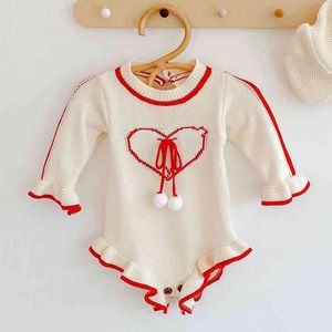 Printemps Automne Vêtements pour tout-petits Bébé Filles Aimant Coeur Rouge Bord Barboteuses Enfants Fille À Manches Longues Tricot 210429