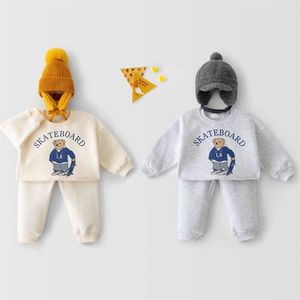 Lente babymeisjes schattige beer mode brief sets jongens lange mouw casual sweatshirt+broek 2 stks kinderkleding sportpak 220509