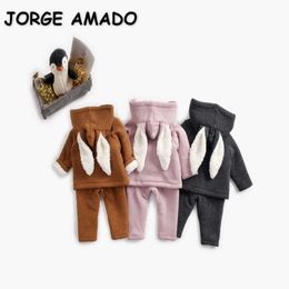 Pijamas de bebé de primavera Sólido de manga larga Orejas de conejo Abrigo grueso Conjuntos de 2 piezas Encantadora ropa cálida para niñas y niños E8108 210610