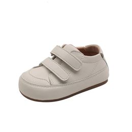 Chaussures bébé printemps en cuir Boys Bares Barefoot Chaussures Soft Sole Girls Tennis Outdoor Fashion Little Kids Sneakers 240220