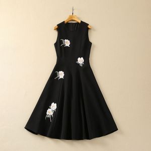 Lente zwarte bloemen borduurwerk mouwloze ronde nek paneelpaneel knie-lengte casual jurken s4j290118 plus size xxl
