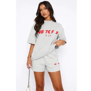 Designer Femmes Suisses de piste blanches Summer 2 pièces courtes sets Sweins Sweins Sweet Female Pantalon à capuche avec sweats-shirts Dames T-shirt Loose Sport Woman Vêtements S-xxl