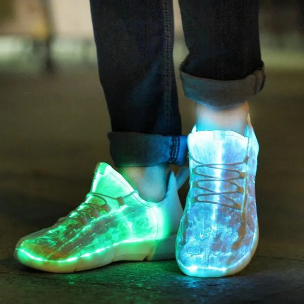 Spring Boy Luminoso Sneakers Sneakers Mujeres Niños Niños Led Led Light Children Finhing With Light Adultos USB Recarga Zapatos 240510