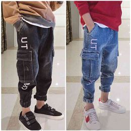 Lente jongens broek jeans blauw katoen kinderen kleding Koreaanse peuter kinderen denim broek met grote zak tiener zwarte kleding 210622