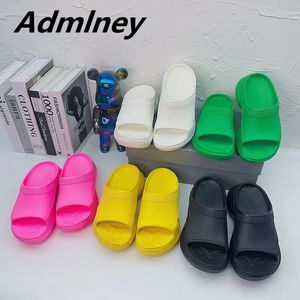 Spring Candy Designer Lady B NIEUW 2024 Zomerkleur Slipper vrouw Dikke zool met uitstekende vinger zacht rubber platte muilezel mode roos rood groen strand slippers 90 elk s