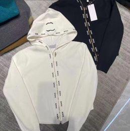 Spring Designer Women knits High-end Luxury blanco y negro con capucha cremallera C letra chaqueta bordada