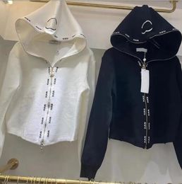 Printemps Designer femmes tricots haut de gamme luxe noir et blanc mode décontracté à capuche fermeture éclair C lettre veste brodée