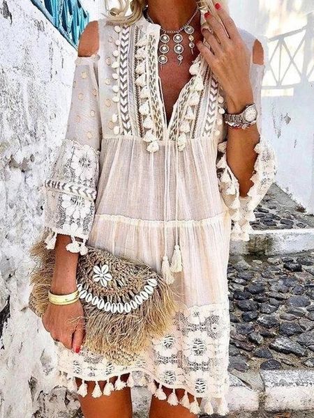 Printemps broderie Crochet dentelle Boho robe femmes élégant hors épaule gland à volants mini robe été col en V dame robe de plage 240313