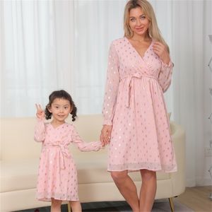 Spring Family Mackhing Outfits Sequin Moeder Dochter Jurken Mama En Me Kleding Lange Mouwen V-hals Mom Baby Dames Meisjes Jurk 210724