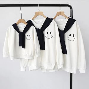 Printemps Famille Correspondant Tenues Mère Enfants Père Fils Marine Style Sweatershirt Maman et Moi Sourire Hauts À Manches Longues Look Famille 231229