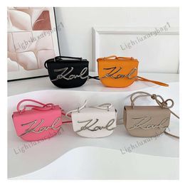 Spring Internet Celebrity 2024 Gedrukte tas Kleine schoudertas Kale Letter Small Square Bag Designer Women Fashion Crossbody Bag 240318