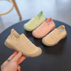 Spring Kids Jongen Meisje Effen Kleur Geweven Fly Schoenen Kinderen Slip op Sneakers Baby First Walkers G1025