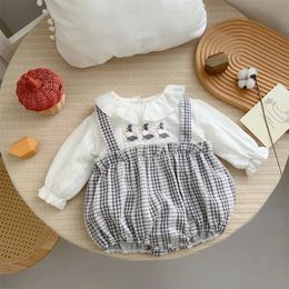 Primavera coreano bebê meninas macacão de algodão xadrez emendado dos desenhos animados falso duas peças infantil bodysuit nascido roupas 240116