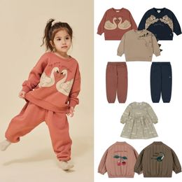 Spring Ks Kids Vêtements Baby Boys Fleece Coton Sweatshirts Automne Girls Cartoon Swan Dinosaur Pullover Children Top Pantonrs 240430