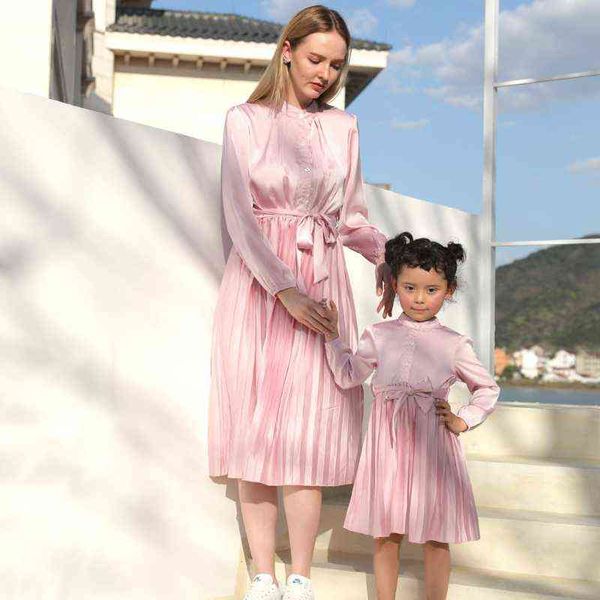 Printemps mère fille correspondant robes famille ensemble maman bébé maman et moi vêtements à manches longues col en v mode femmes filles robe AA220326