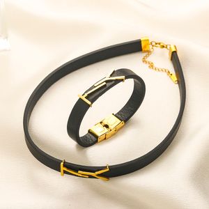 Printemps nouveau collier en cuir de luxe conçu pour les femmes tour de cou classique plaqué or lettre logo style de mode collier cadeau d'amour avec boîte