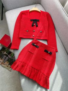 Spring Red Two Piece Dress Sets Square Square Neck Breaked Single-Breasted Cardigans Sweater + geplooide ruche Korte rok Set Twee-delige pakken W3D284014