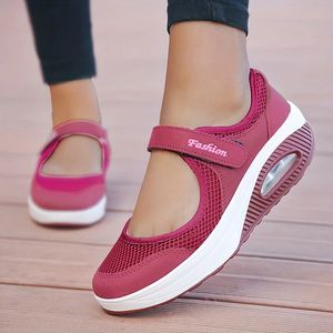 Spring Red Women Platform Sandalen Vrouw Vulcanisatie schoenen Casual sneakers vrouwelijke zachte flat voor dame lichtgewicht ademend 240409