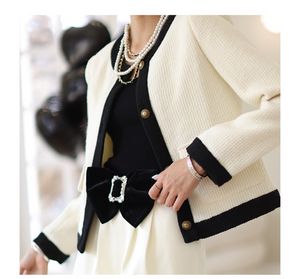 Veerronde nek tweed paneel jas contrast kleur lange mouw met een borte zakken met een borte jassen jas kort uitklapen 22G186241