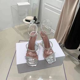 Chaussures de printemps habille des sandales 22SS Été Amina Muadi Pvc Transparent Diamond Horseshoe talon Sandales pour femmes Pantres à talons hauts