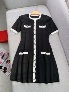 Lente zomer zwart contrast kleur panelen gebreide jurk korte mouw ronde nek knopen met een borstcasual jurken x4A120043