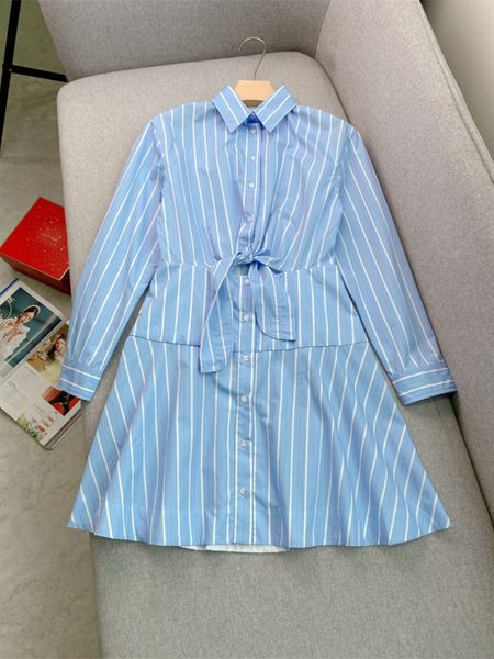 Robe de chemise à imprimé à rayures bleu de printemps