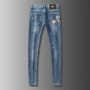 Primavera Verano Marca Jeans Hombres Elásticos Versión Coreana Pies Ajustados Caballo Dorado Impreso Azul Pants235S