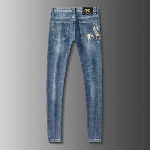 Primavera Verano Marca Jeans Hombres Elásticos Versión Coreana Pies Ajustados Caballo Dorado Impreso Azul Pants226C