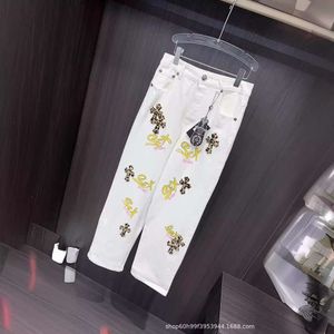 Conception de la foule de printemps / Été Brand Trendy Cross Leopard Modèle Étiquette en cuir Graffiti Blanc Blanc Drutg Dig Leg Jeans