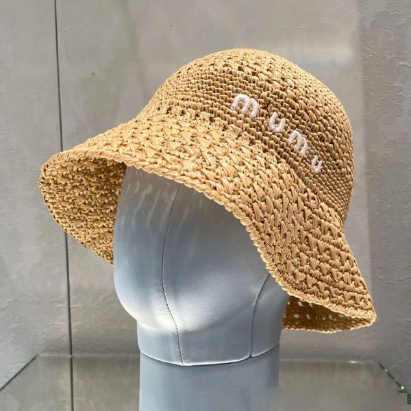 Printemps / Été Designer Bucket Hat Chapeau de paille tissé à la main Voyage Loisirs Lettre respirante Chapeaux de plage brodés Chapeaux à large bord