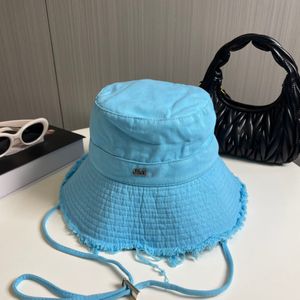 Lente/zomer designer bucket hoed damesgewassen rand verstelbare doppen riem visser hoeden metalen letter heren buiten grote eaf strandhoed