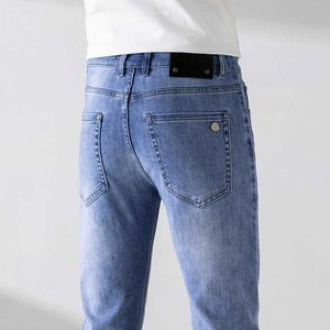 Jeans haut de gamme européens du printemps / été pour hommes élastiques slim slim slim small raies pieds mode pantalon denim décontracté