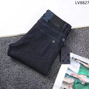 Les nouveaux modèles de printemps d'été sont maintenant sur le marché.Les jeans slim-fit originaux à chaud ont des détails impressionnants et une fabrication impeccable.#Size: 29 à 40
