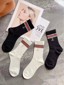 Lettres à la mode du printemps Men et femmes chaussettes de coton à combustion finale de niche de la personnalité de la personnalité Sports et loisirs