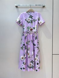 Robe nouveau produit pour vacances printemps/été, avec positionnement de la taille et ourlet large