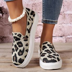 Zapatos de suela gruesa de primavera con patrón de leopardo, zapatos planos de malla sexys, sandalias individuales informales de boca poco profunda, zapatos planos de malla para caminar para mujer 240320