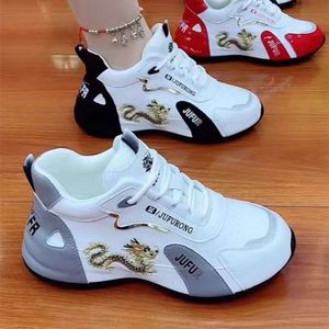 Papa polyvalent printemps 2024 Nouveau style en cuir même couple chaussures de sport décontractées à semelle douce pour femmes 841