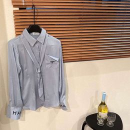 Chemiser de chemises de printemps Chemises de mode pour femmes Tie à la mode Bleu et blanc à rayures en alphabet Broidered