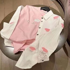 Chemises de chemise de printemps chemises de mode pour femmes broderie de mode à manches longues graphiques cardigan élégant blouse top 2 couleurs disponibles disponibles