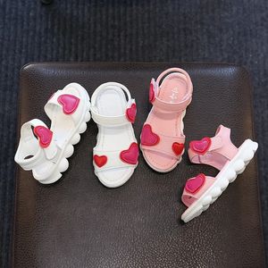 Springsummer Childrens Sandals Koreaanse mode Open teen schoenen Hook Loop Cute Love Heart Girls Casual Beach 240506