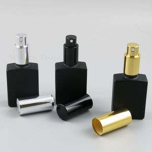 Bouteilles de pompe à huile essentielle en verre noir carré contenant de pulvérisateur de brouillard 1OZ bouteille rechargeable de voyage avec couvercles en argent doré