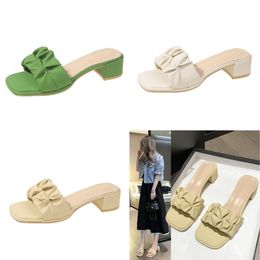Slippers met vierkante kop Zomer nieuwe Koreaanse editie Fairy dikke hak geplooid naar buiten dragen één lijn Super Cool slipper sandaal