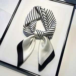 Écharpe en soie d'imitation carrée enveloppe de tête à rayures en noir et blanc pour les femmes multifonction sens du collier 240430