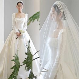 Décolleté carré Une ligne robes de mariée pour les femmes minimaliste simple satin style coréen manches longues robes de mariée longue train mariée R2306