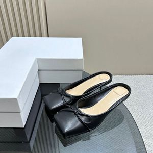 Dedos cuadrados Zapatillas con mulas con lazo Sandalia con tacones de gatito Diapositivas de tacón bajo slil en zapatos Zapatillas de diseñador de lujo para mujer Calzado de fábrica